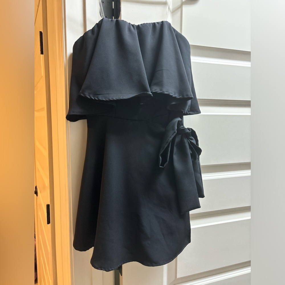 Stylish Black Strapless Dress with Bow